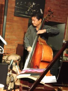 ベース 河村謙吾